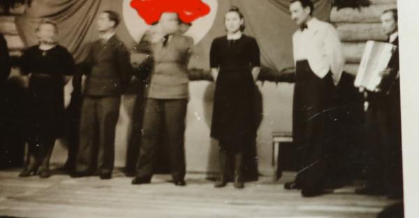 zwei Fotos - Fronttheater 1942 - Ort ?